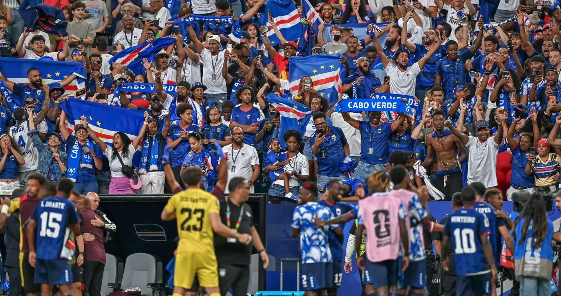 Aficionados de Cabo Verde animando en el estadio