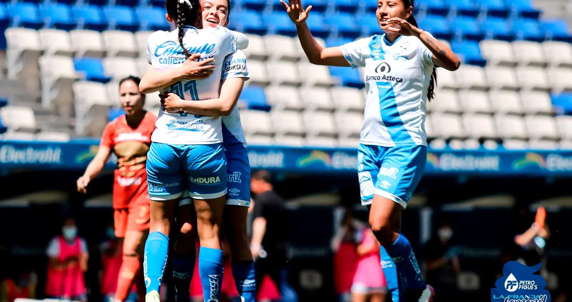 Jugadoras de Puebla celebrando un gol