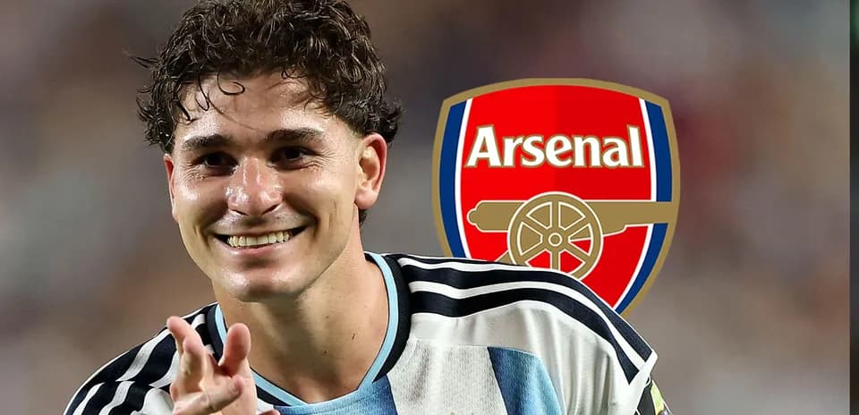 Jugador argentino sonriendo con camiseta de su selección