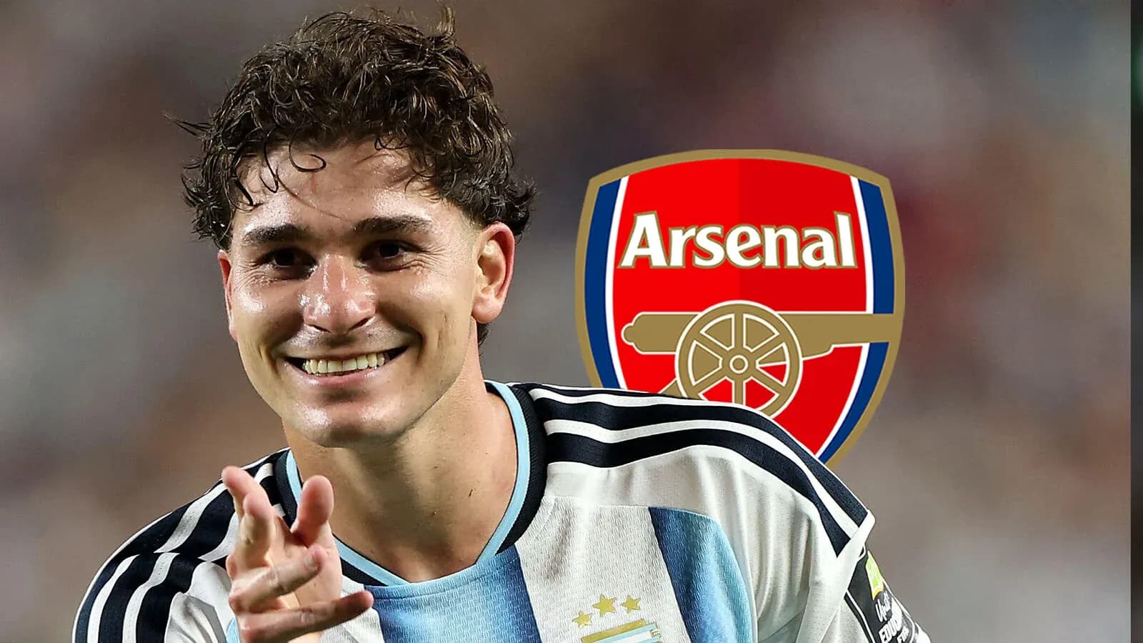 Jugador argentino sonriendo con camiseta de su selección