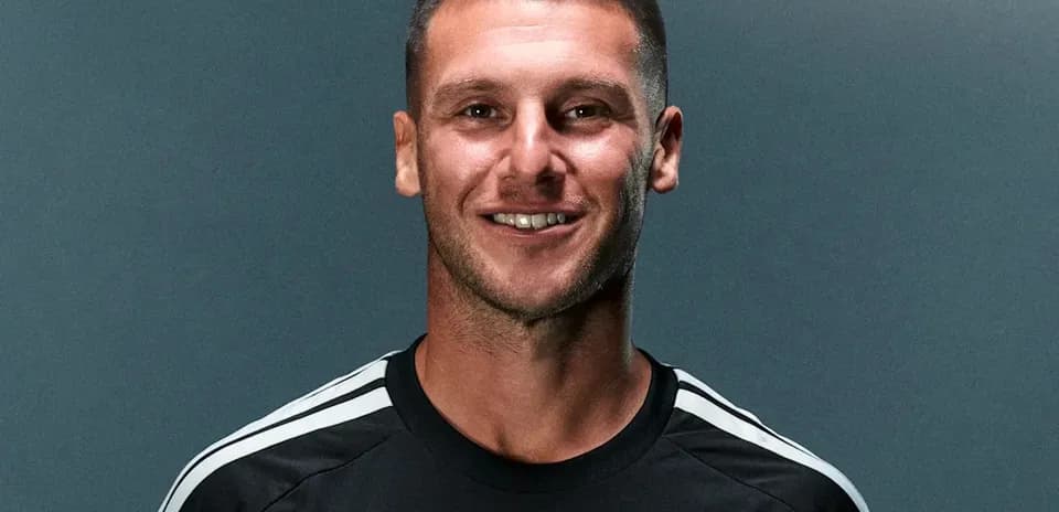 Jugador sonriendo con camiseta de entrenamiento negra