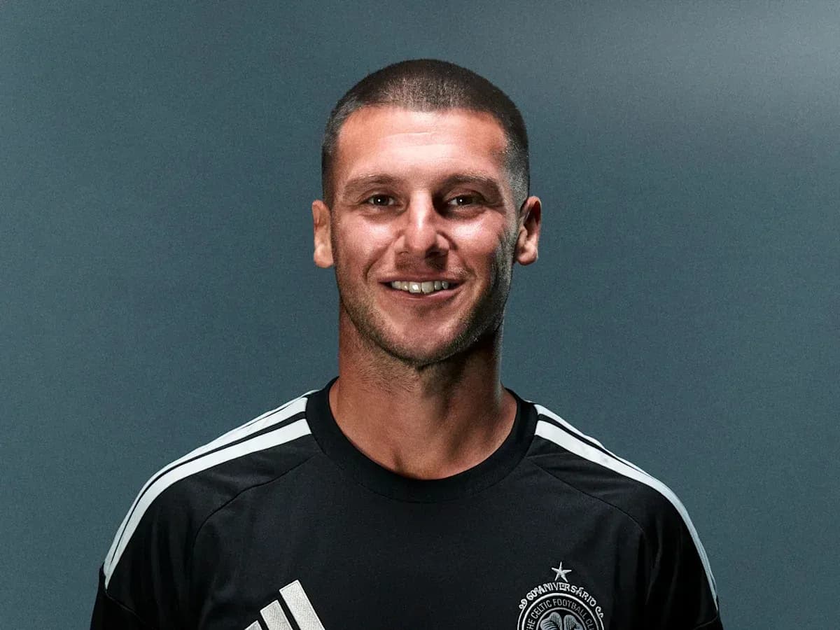 Jugador sonriendo con camiseta de entrenamiento negra