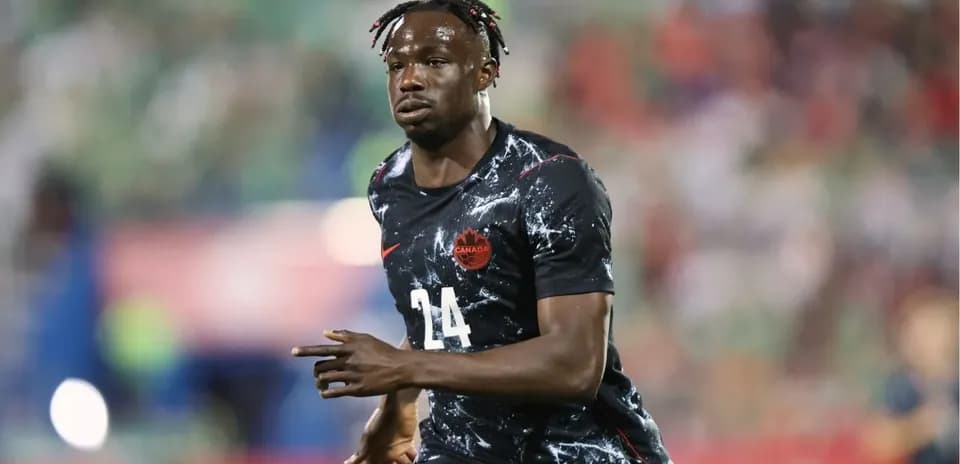 Jugador de Canadá con camiseta negra en movimiento