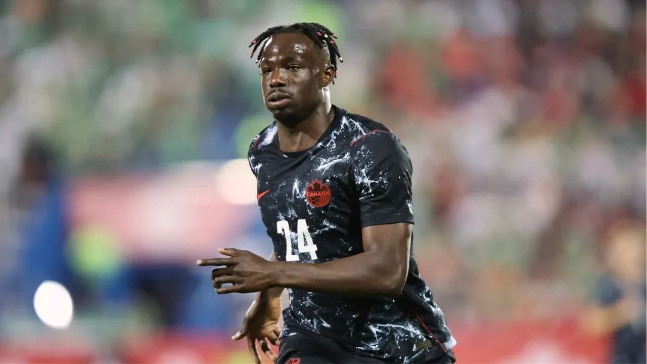 Jugador de Canadá con camiseta negra en movimiento