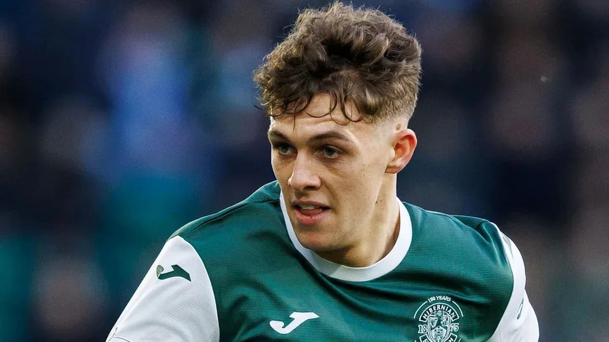 Jugador de Hibernian en acción durante el partido
