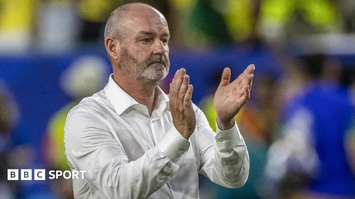 Entrenador aplaudiendo en el campo de fútbol
