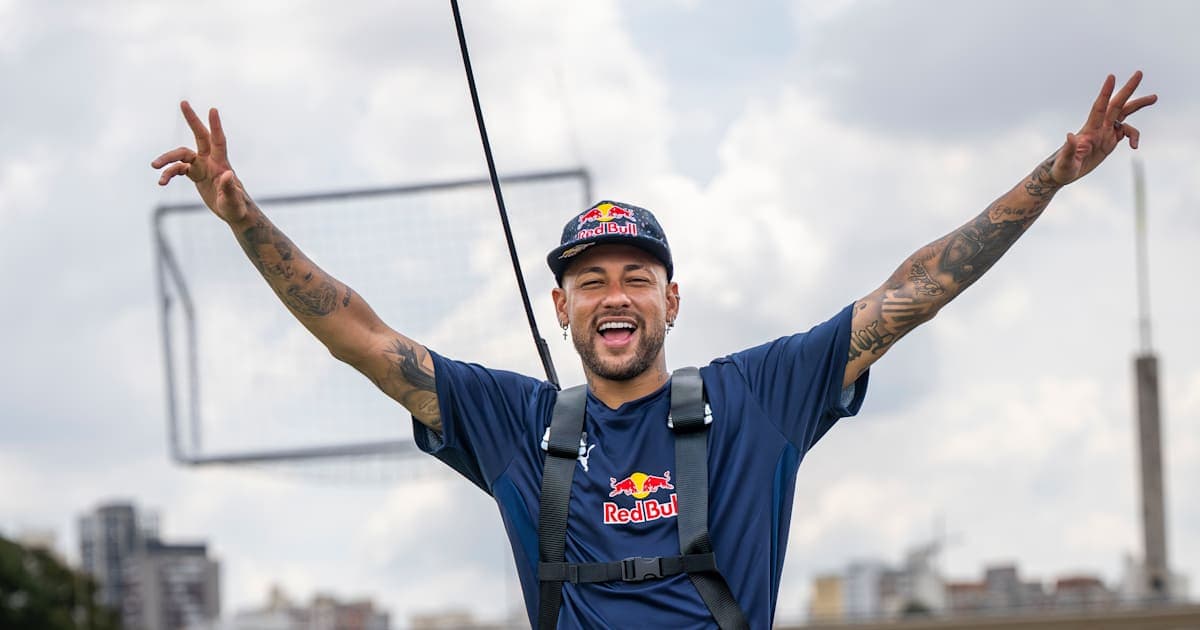 Neymar celebrando con los brazos en alto