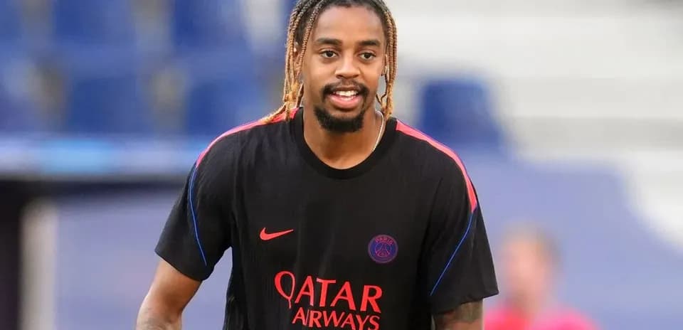 Jugador de PSG sonriendo durante calentamiento