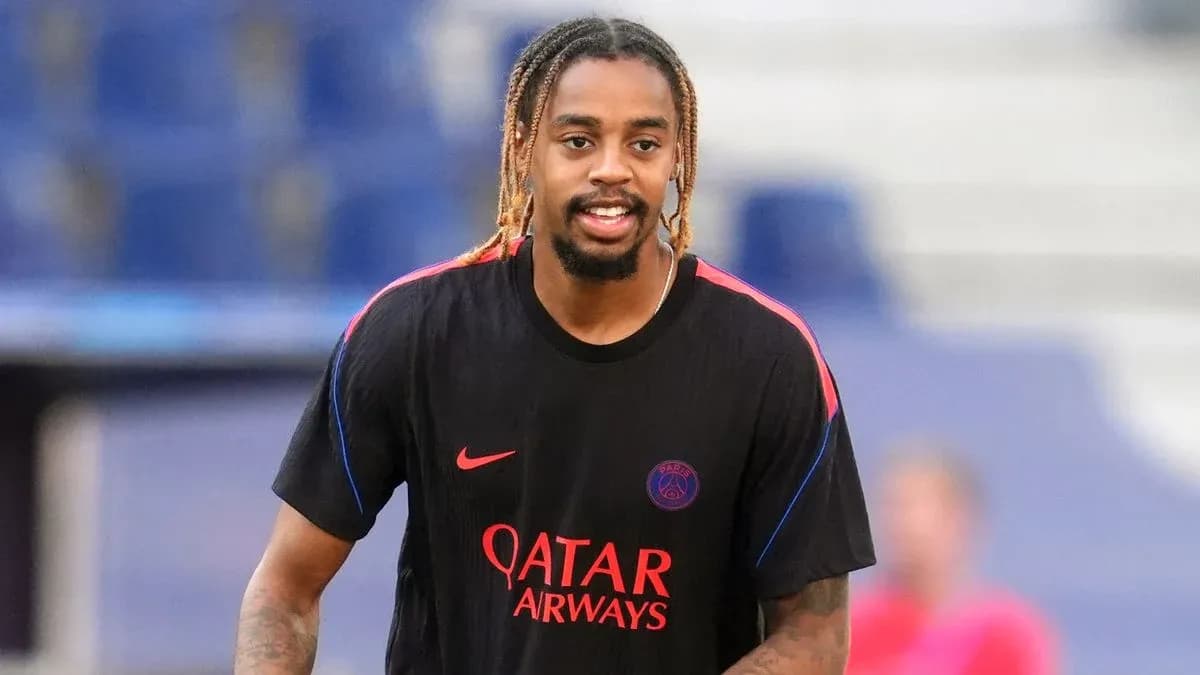 Jugador de PSG sonriendo durante calentamiento