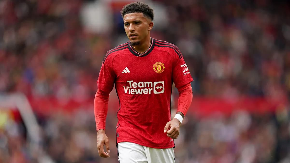 Jugador de Manchester United caminando en el campo