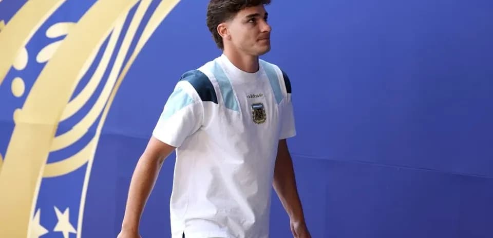 Jugador ingresando al estadio con camiseta argentina