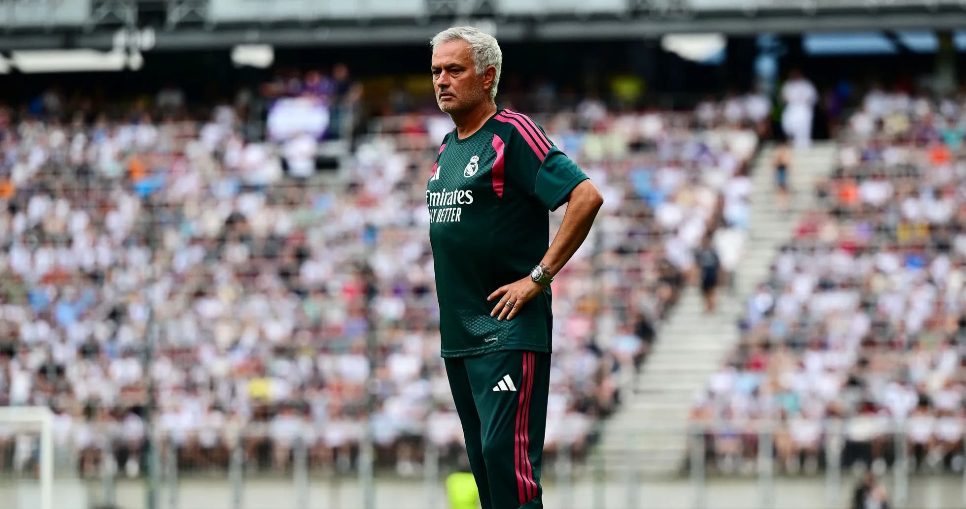 Entrenador observando partido desde la línea lateral