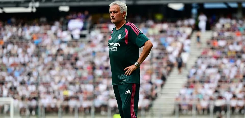 Entrenador observando partido desde la línea lateral