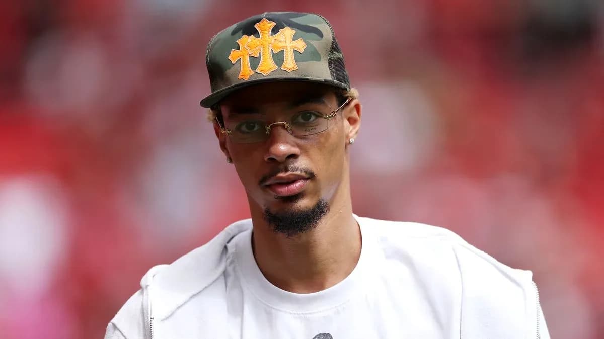 Hombre con gorra camuflaje en un evento deportivo
