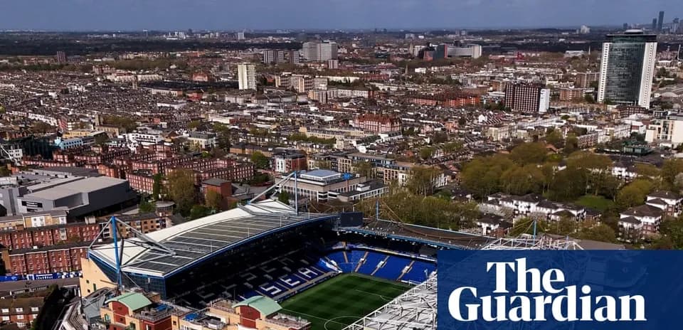 Vista aérea del estadio y la ciudad alrededor