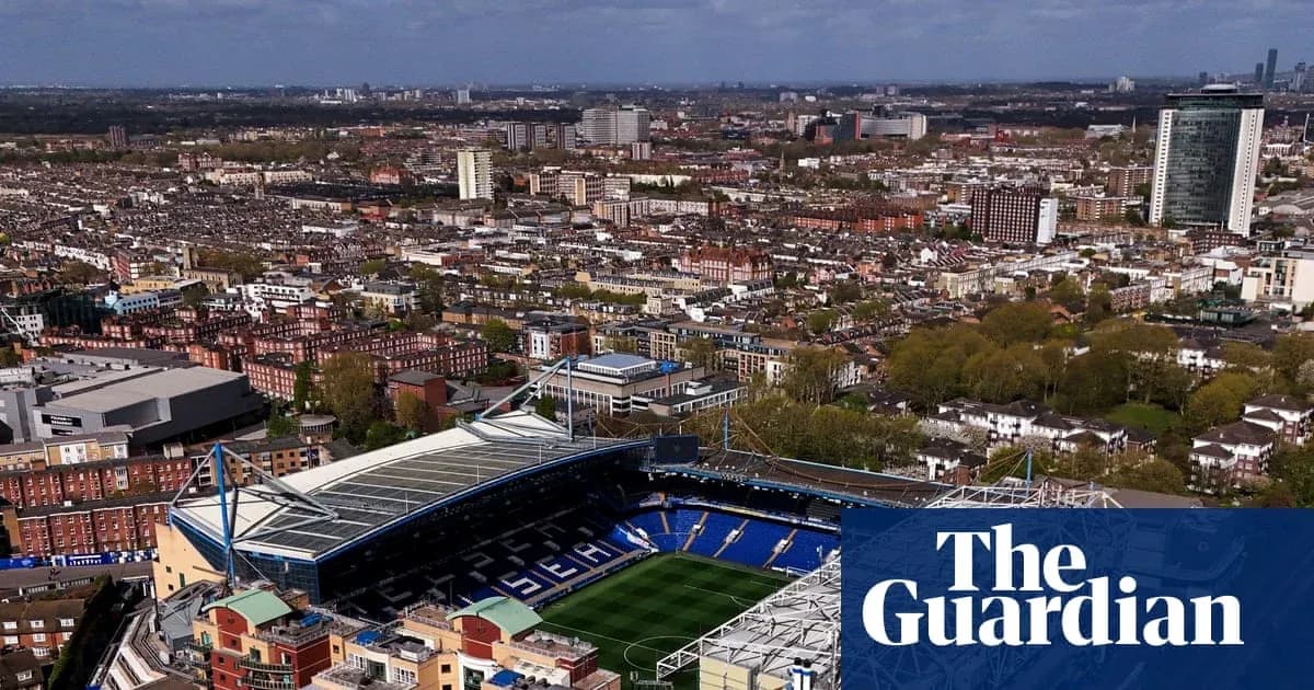 Vista aérea del estadio y la ciudad alrededor