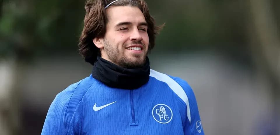Jugador sonriente en entrenamiento con camiseta azul
