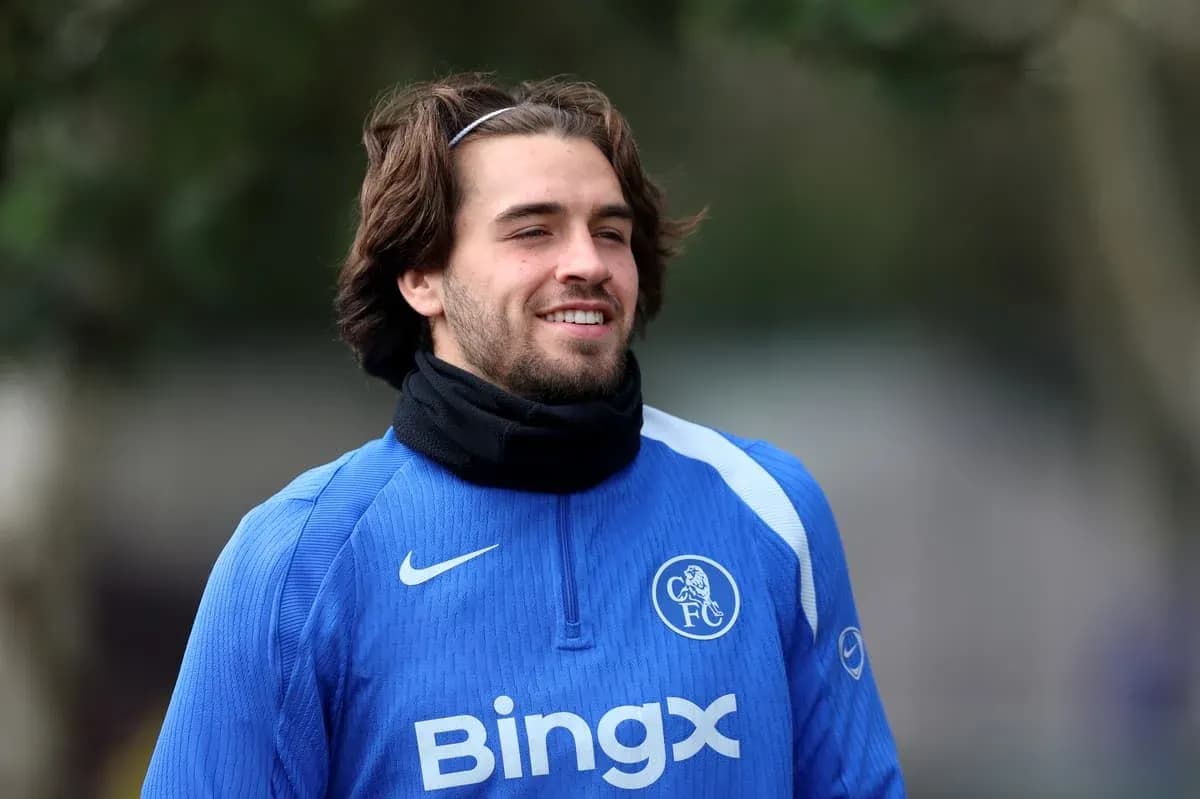 Jugador sonriente en entrenamiento con camiseta azul