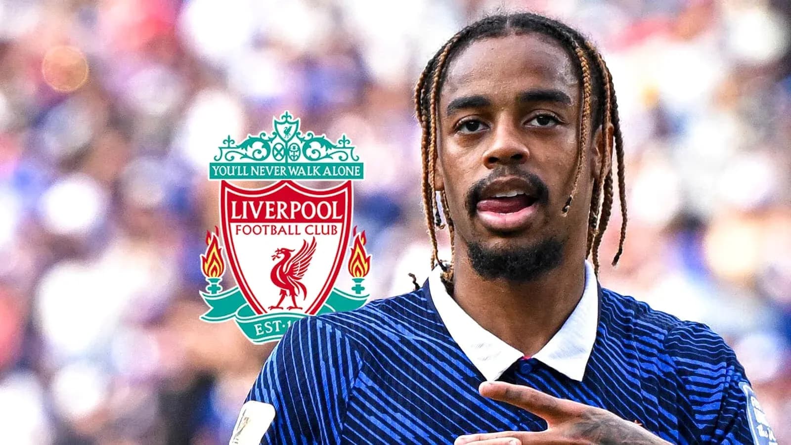 Jugador de Liverpool celebrando con el logo del club
