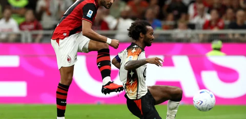 Jugador de AC Milan golpeando a rival de Venezia