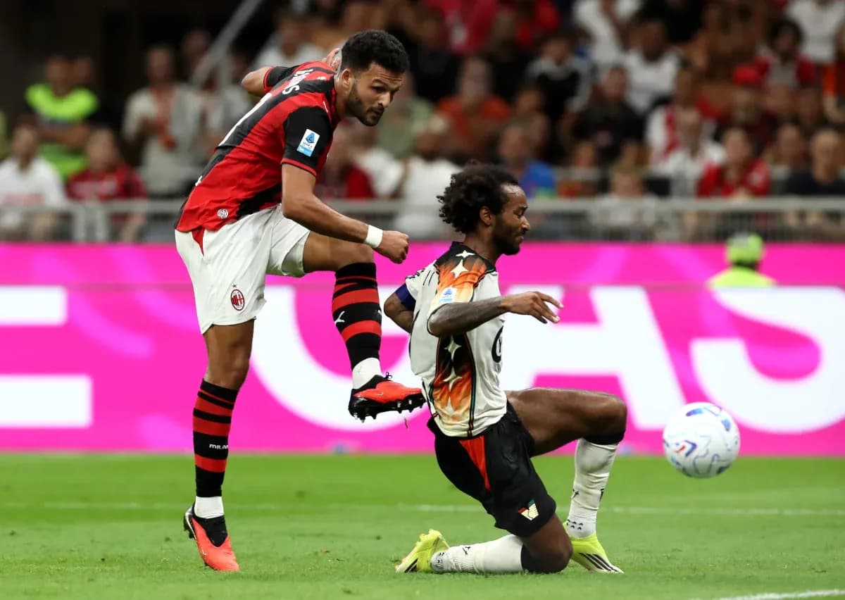 Jugador de AC Milan golpeando a rival de Venezia