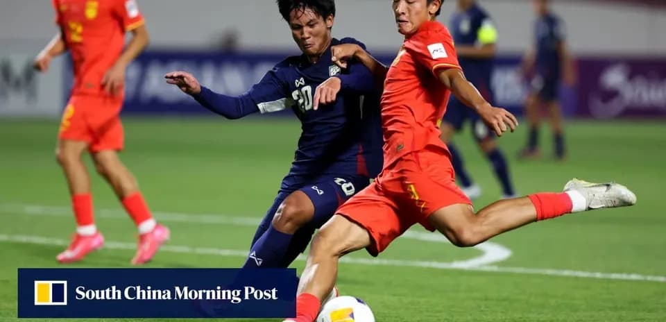 Jugador de rojo desafiando a rival en el campo