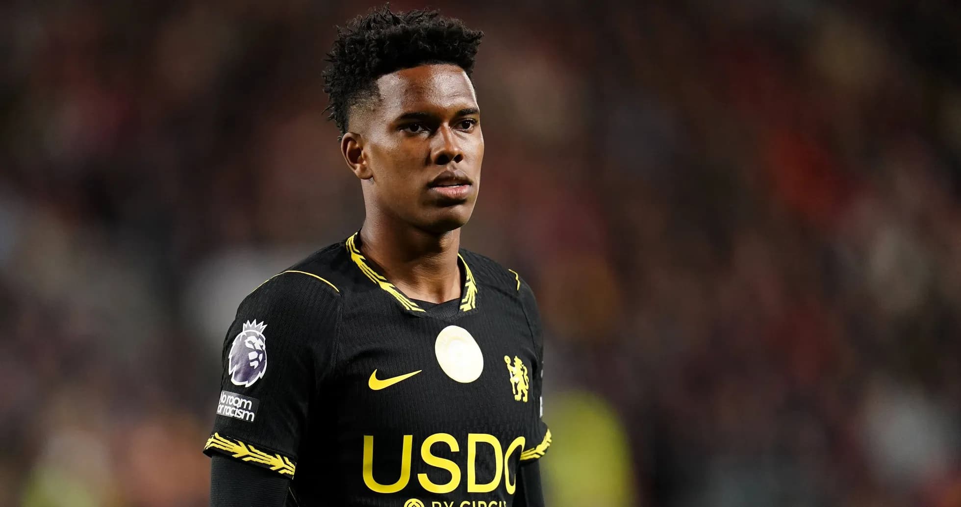 Jugador de Chelsea en uniforme negro durante partido