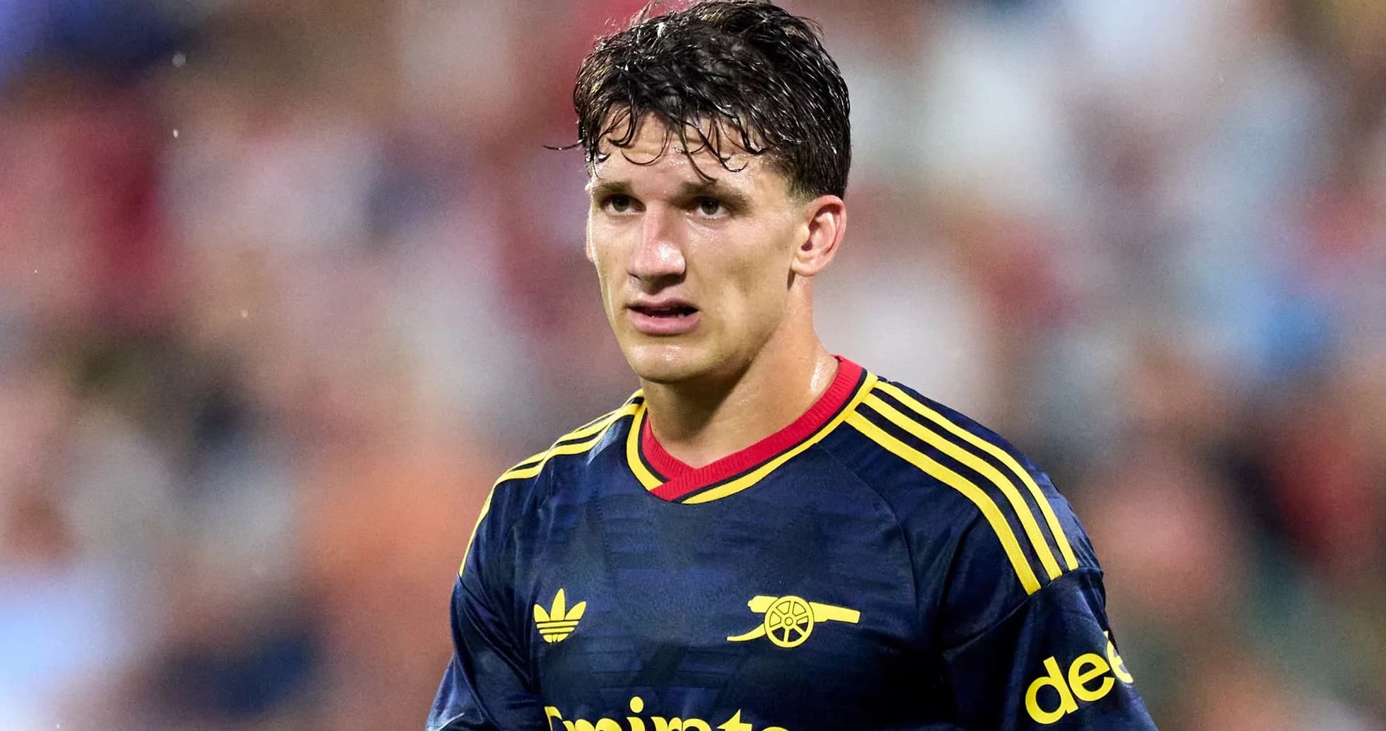 Jugador de Arsenal con camiseta azul en el campo