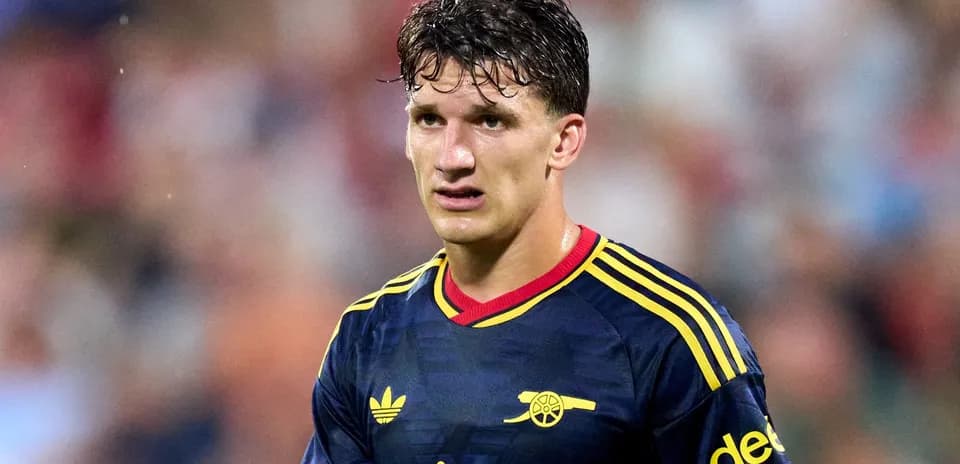Jugador de Arsenal con camiseta azul en el campo
