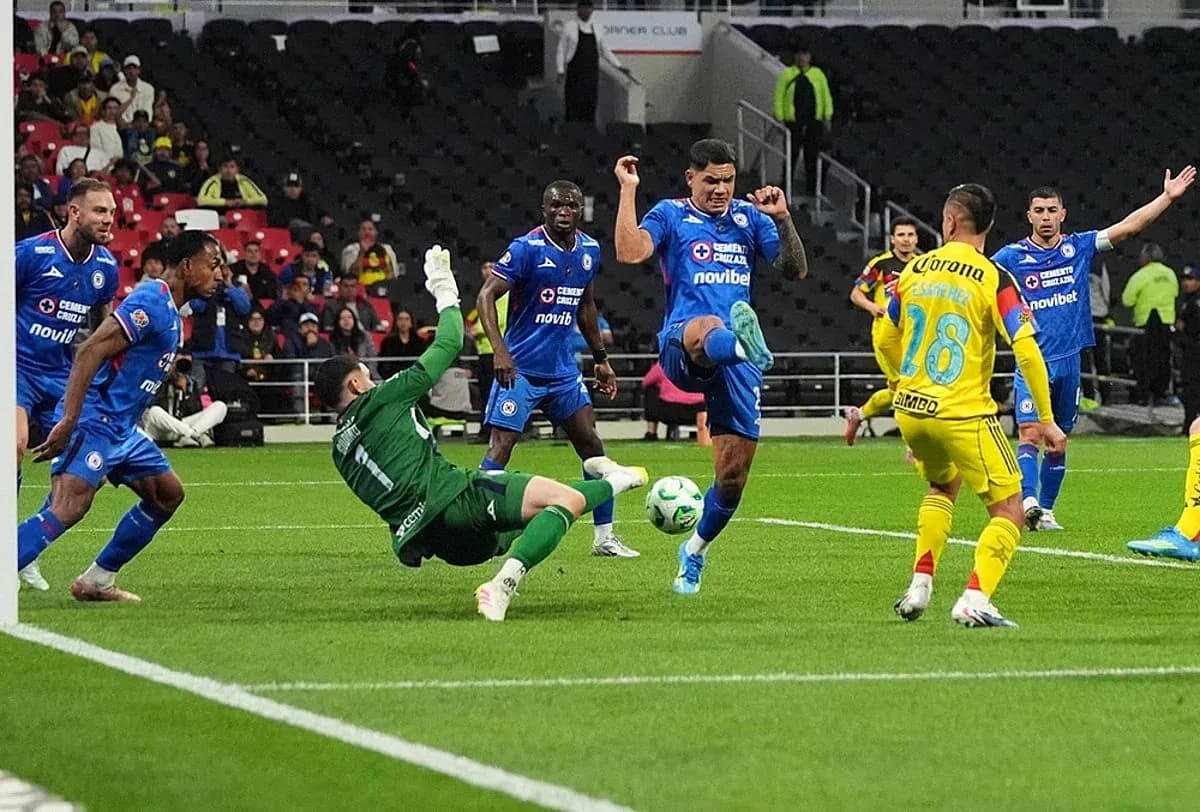Jugadores de Cruz Azul en acción durante el partido