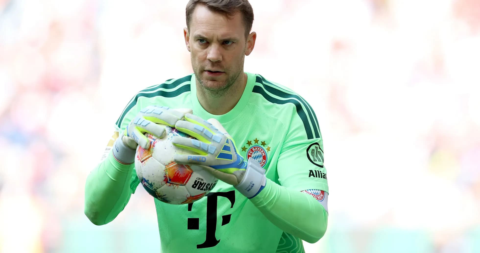 Portero de Bayern Munich sosteniendo el balón