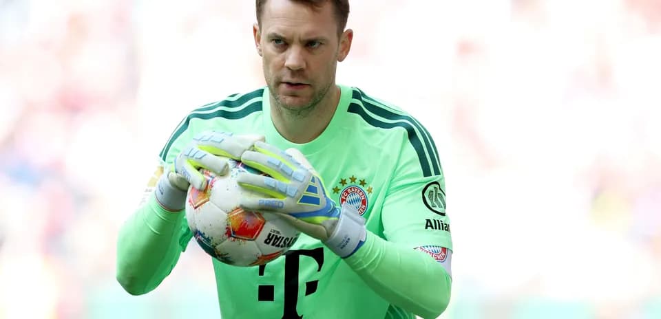 Portero de Bayern Munich sosteniendo el balón