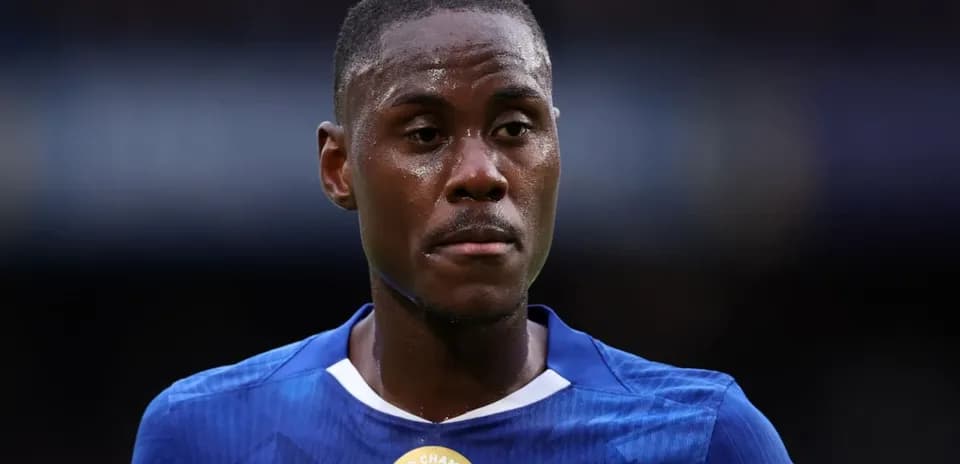 Jugador con camiseta azul durante partido