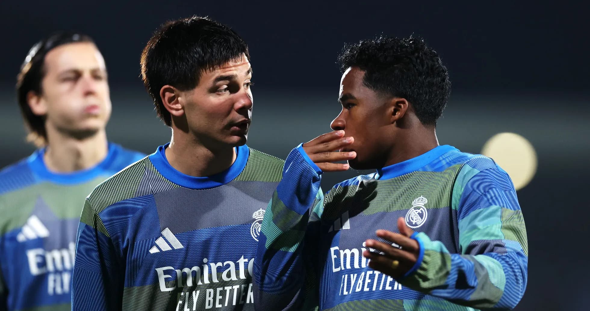Dos jugadores conversando durante sesión de entrenamiento