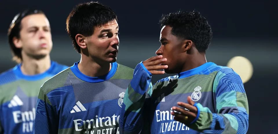 Dos jugadores conversando durante sesión de entrenamiento