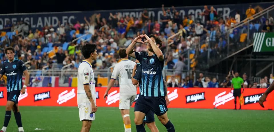 Jugador celebra con gesto de corazón en el partido