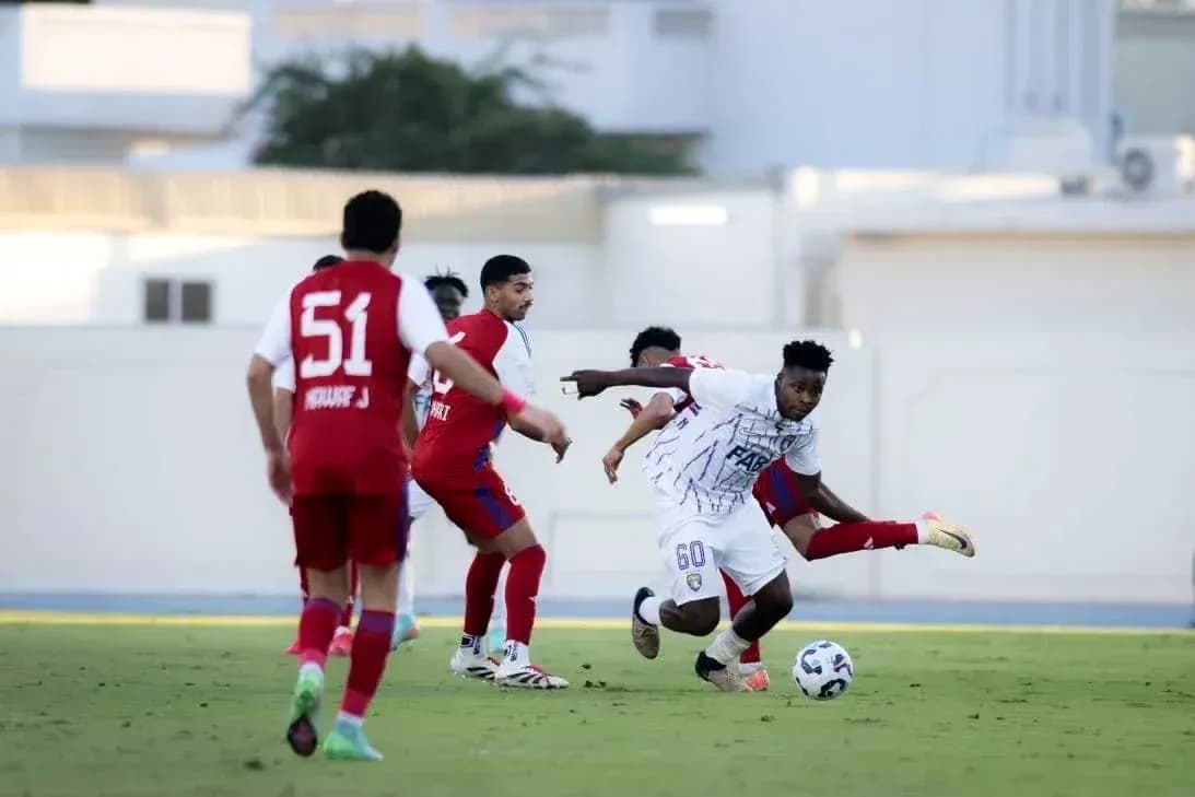 Jugador driblando durante el partido Al Ain U23 vs Al Sharjah U23