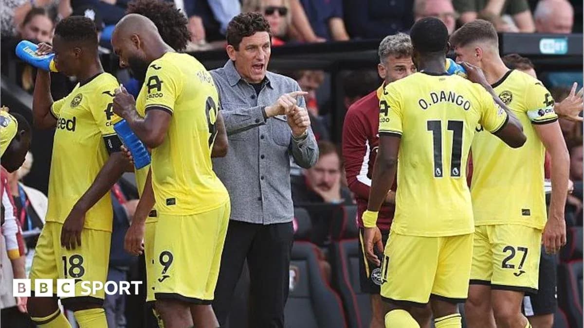 Entrenador hablando con jugadores en la banda