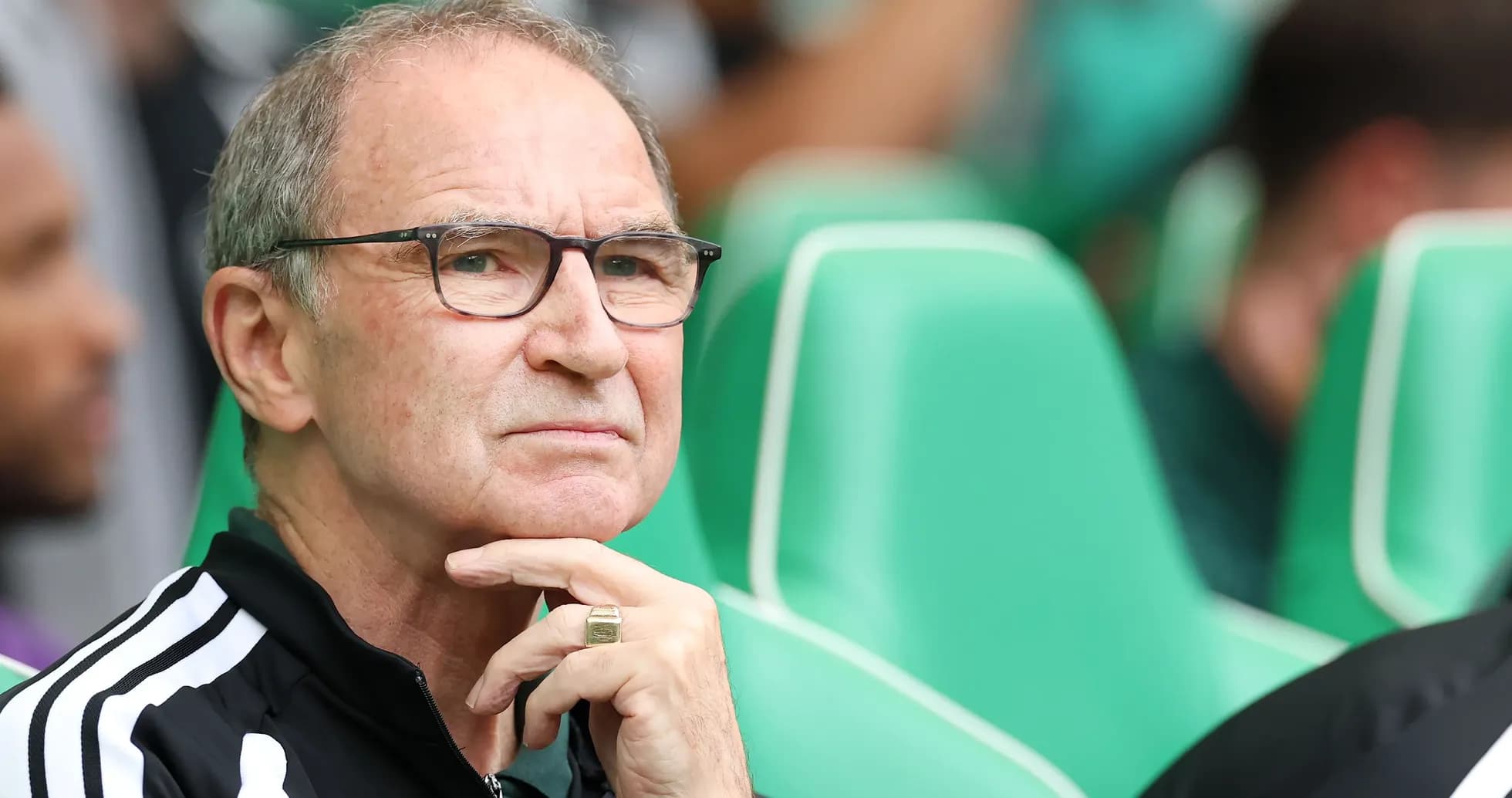 Entrenador observando el partido desde la banca