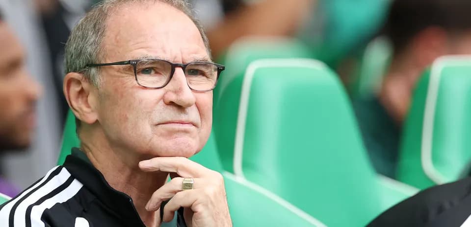 Entrenador observando el partido desde la banca
