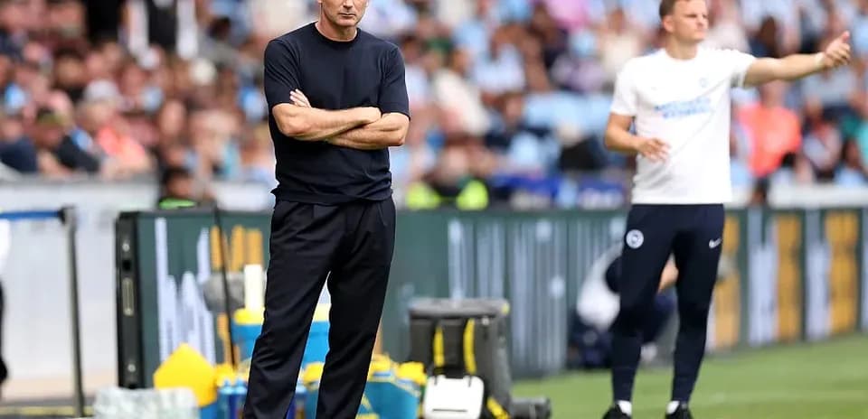 Entrenador en la línea de banda durante el partido