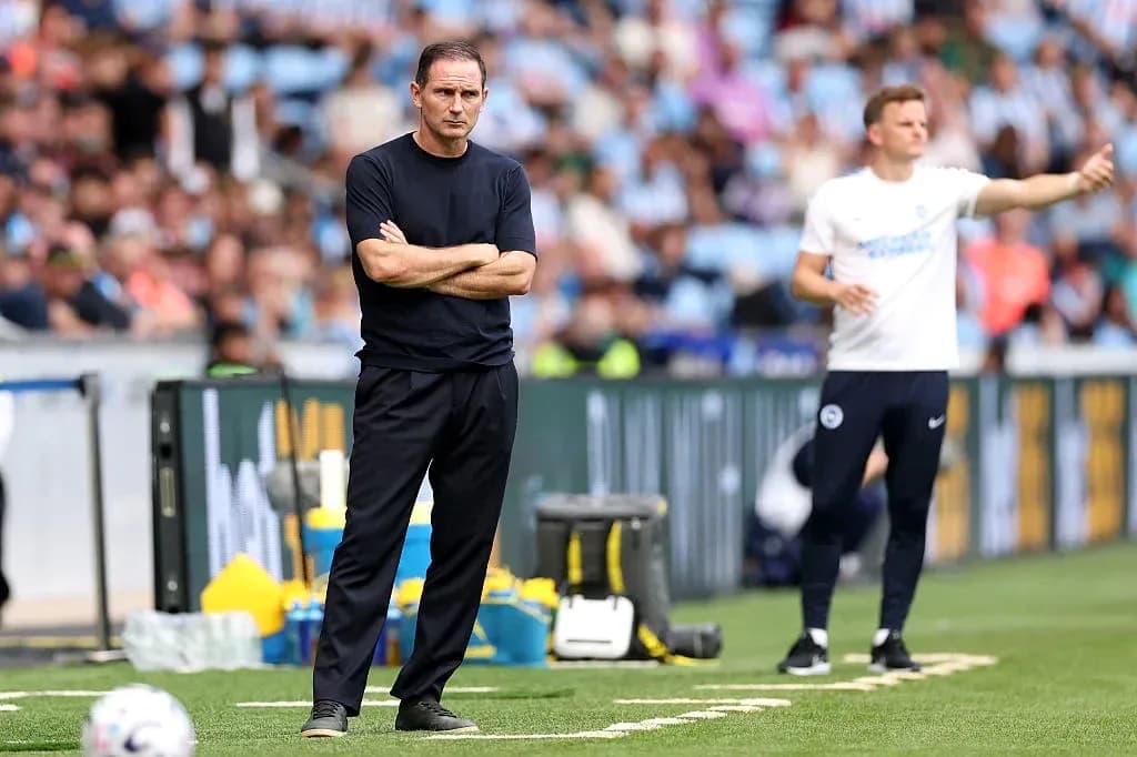 Entrenador en la línea de banda durante el partido