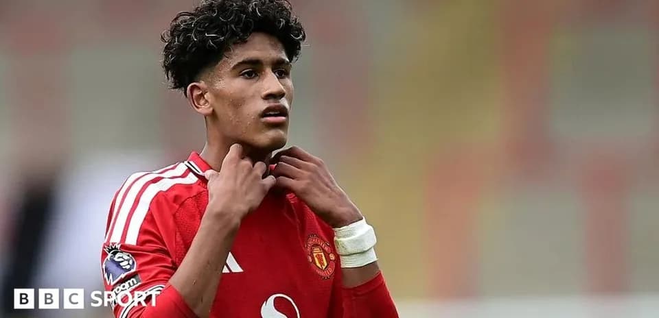 Jugador de Manchester United ajustando su camiseta