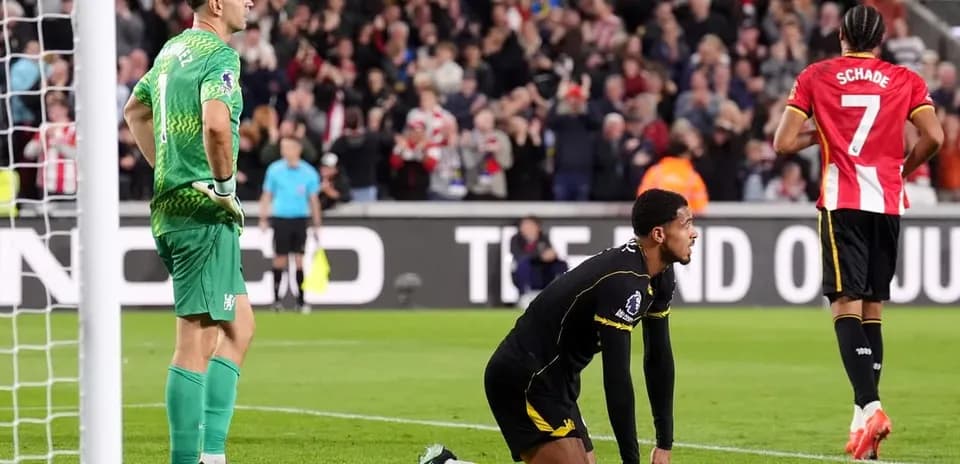 Jugador arrodillado en el campo tras un gol