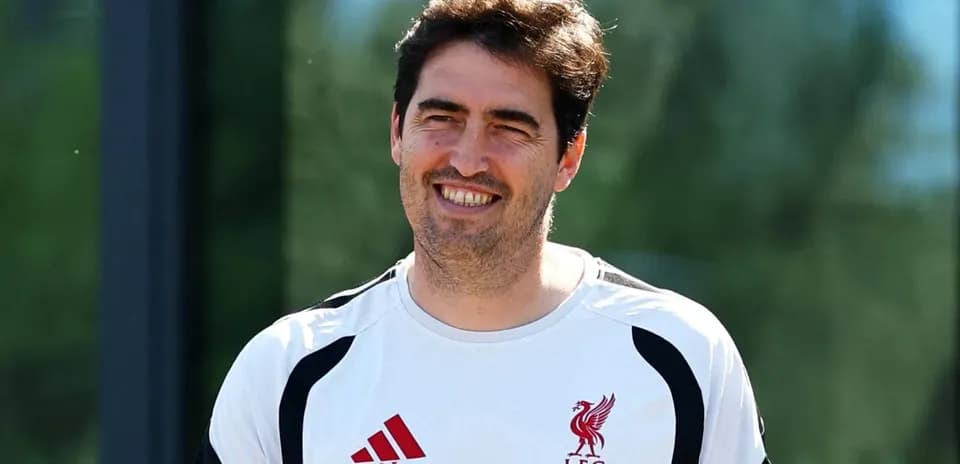 Entrenador de Liverpool sonriente en sesión de entrenamiento