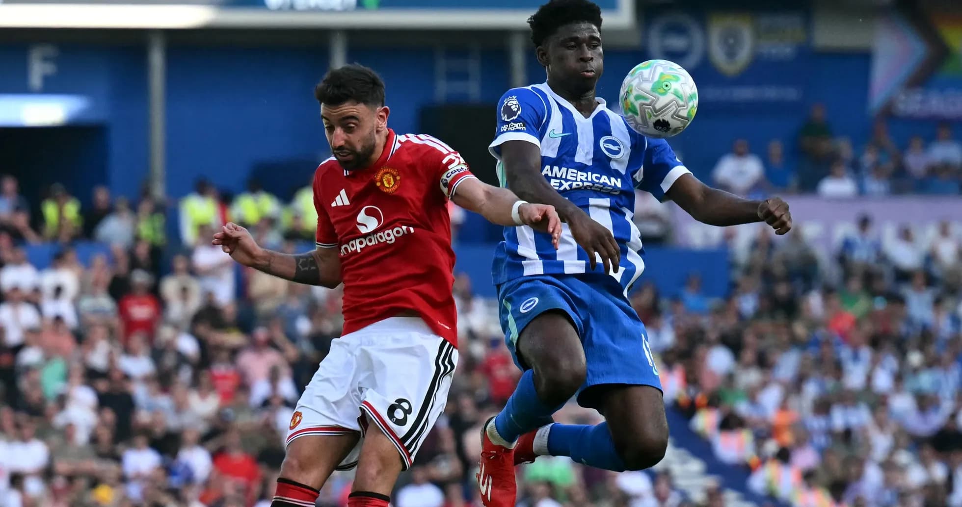Bruno Fernandes y jugador de Brighton luchando por el balón