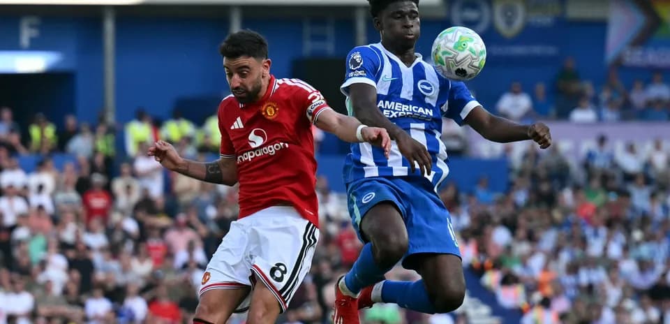 Bruno Fernandes y jugador de Brighton luchando por el balón