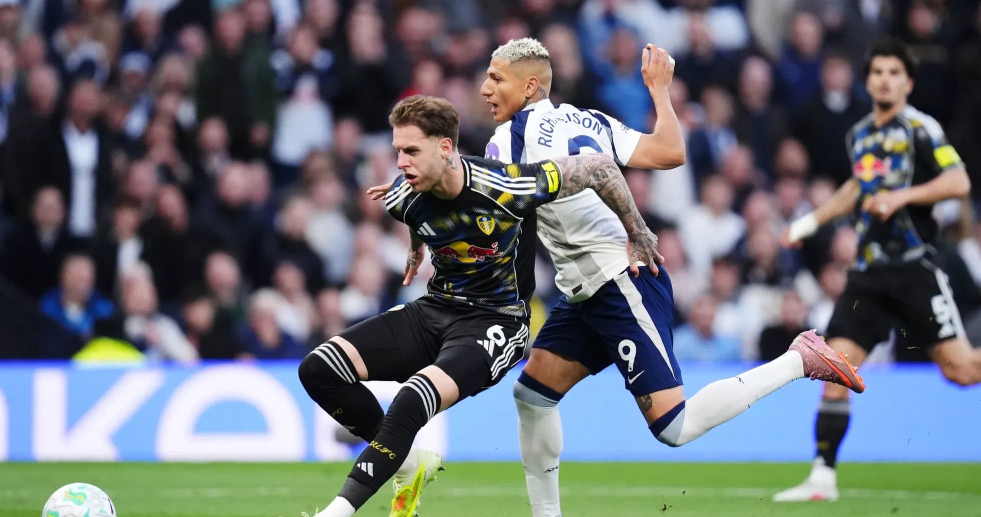 Jugador de Leeds compitiendo contra jugador de Tottenham