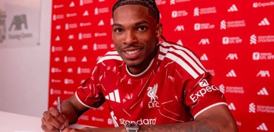 Jugador firmando contrato en Liverpool FC