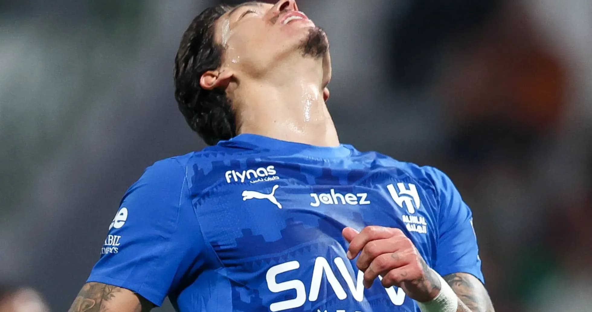 Jugador con camiseta azul mirando hacia arriba